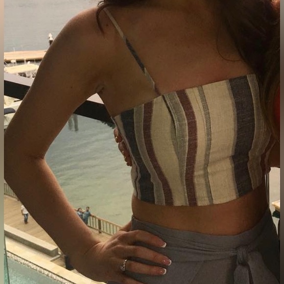 Linen textured Crop Top with buttons on the side. great quality - Picture 3 of 3